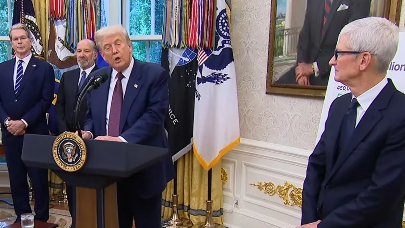 Donald Trump discutând cu Tim Cook în biroul oval despre relațiile comerciale cu China.