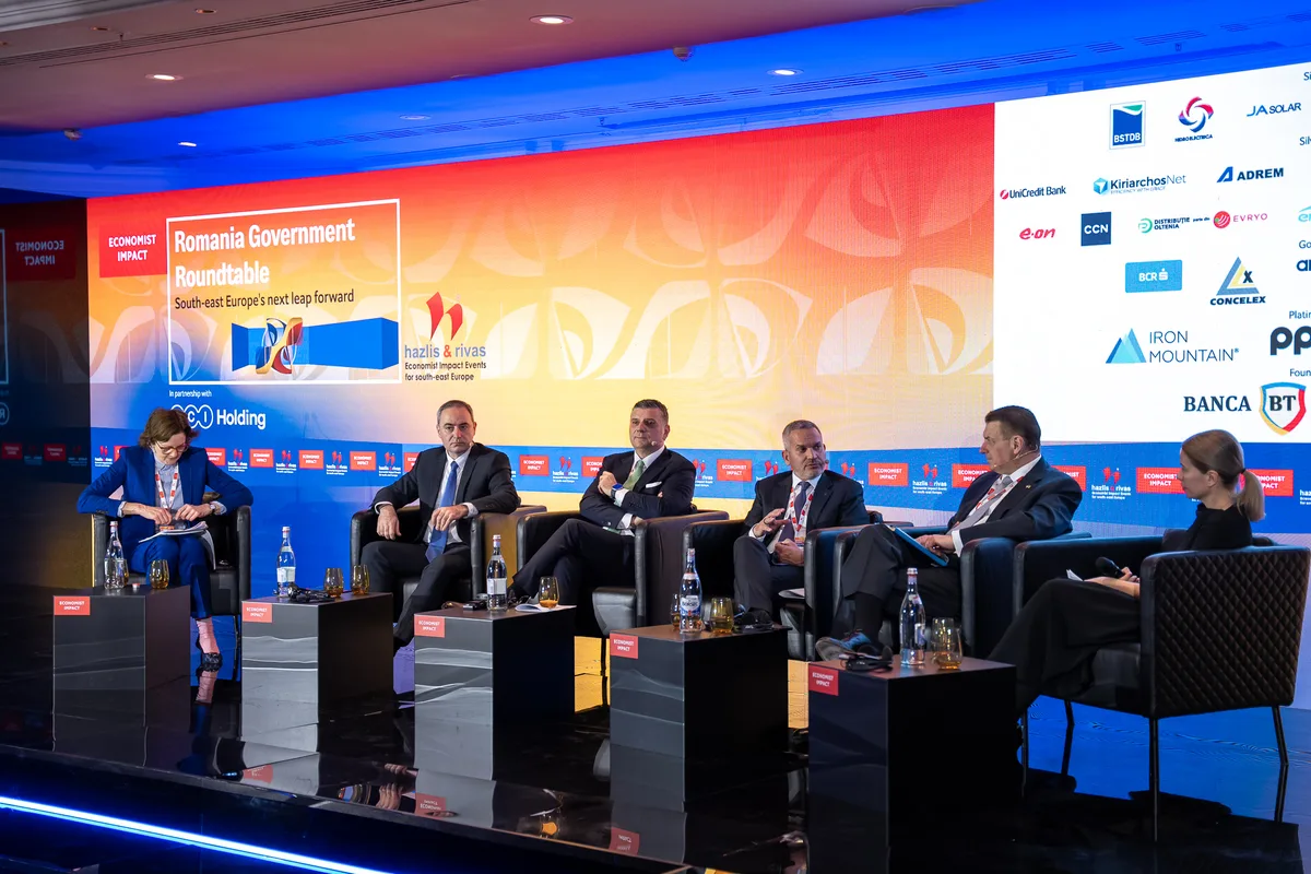 Panel de discuții la conferința despre economia României.