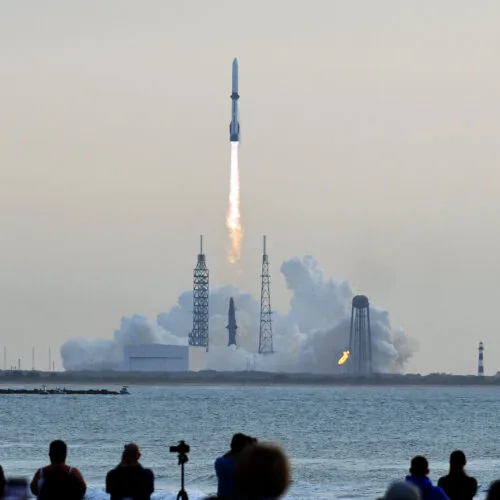 Rachetă lansată de Blue Origin în Florida, cu fum și flacără vizibile.