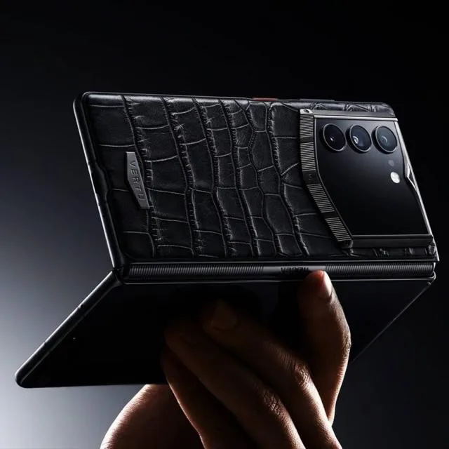Smartphone pliabil de lux cu design elegant și materiale premium.