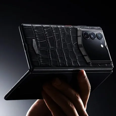 Smartphone pliabil de lux cu design elegant și materiale premium.