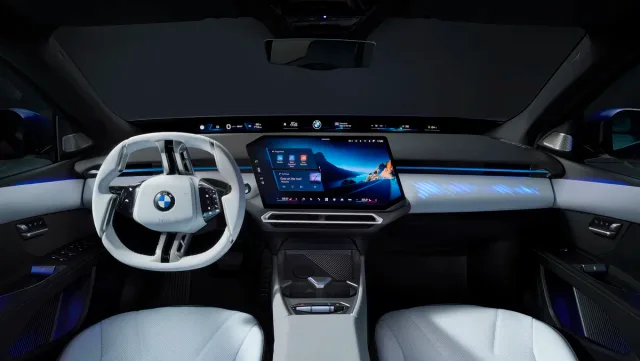 Interiorul modern al noului BMW i3 electric, cu ecran tactil avansat.