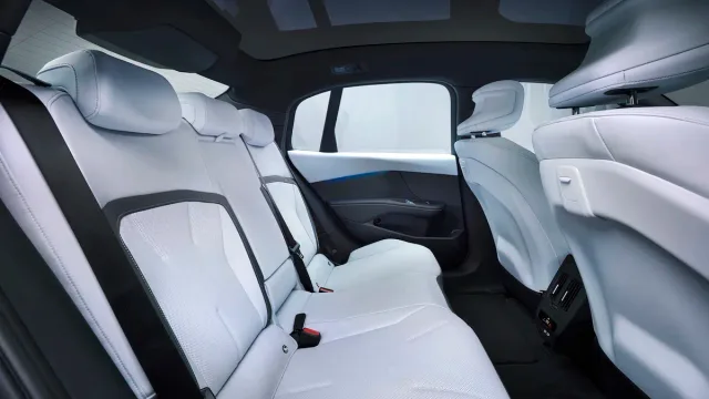 Scaunele din spate ale BMW i3, cu un design confortabil și elegant.