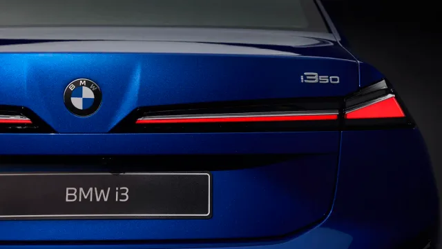 Detaliu al spatelui BMW i3, evidențiind linii moderne și elegante.