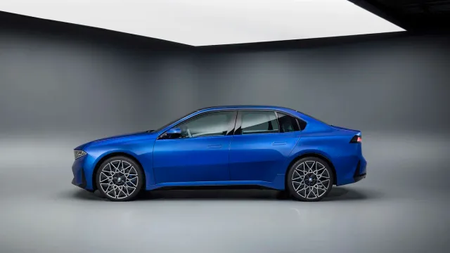 Vedere laterală a modelului BMW i3, evidențiind designul său modern.