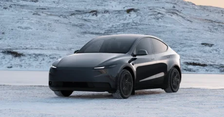 SUV electric Tesla Model Y pe fundal de iarnă, cu un design modern și elegant.