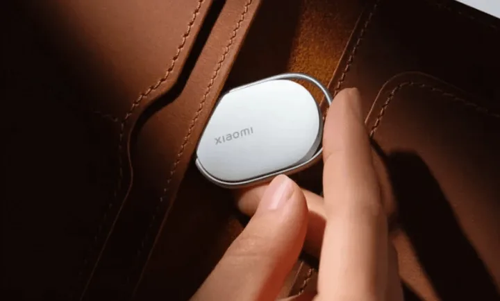 Dispozitiv de localizare Xiaomi Tag atașat la o geantă.