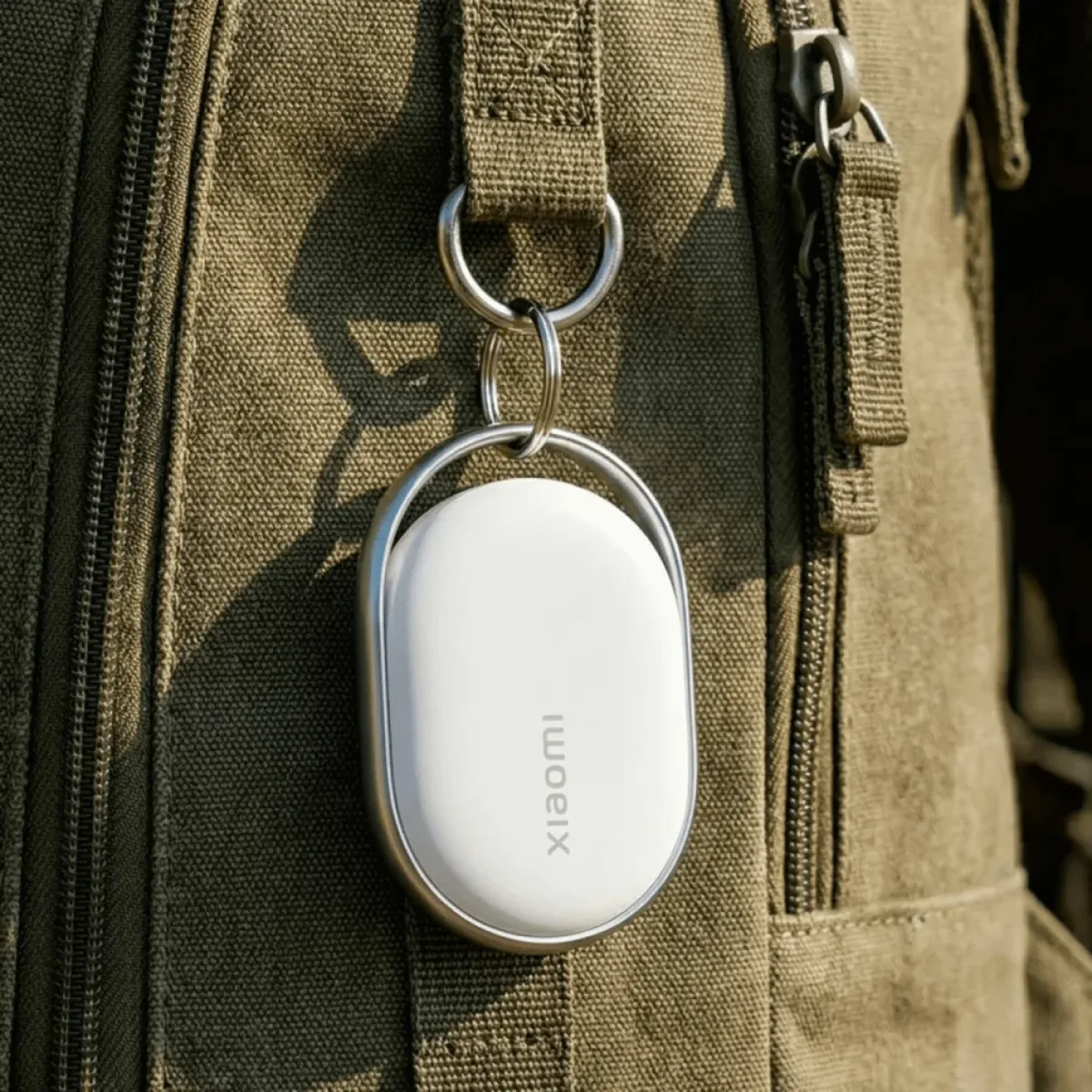Xiaomi Tag atașat de un rucsac, pregătit pentru lansare la Barcelona.