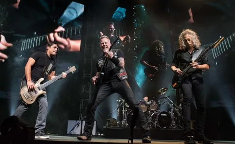 Metallica pe scenă, cu James Hetfield în prim-plan, la concertul din București.