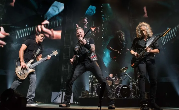 Metallica pe scenă, cu James Hetfield în prim-plan, la concertul din București.