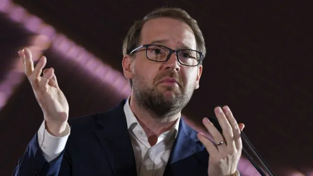 Dominic Fritz discută despre colaborarea politică în Parlamentul României.