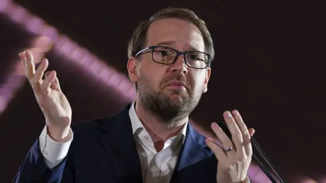 Dominic Fritz discută despre colaborarea politică în Parlamentul României.