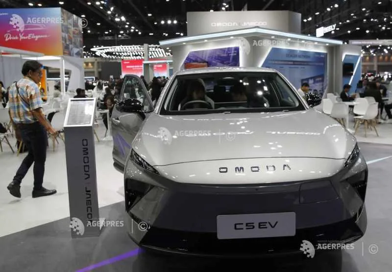 Un automobil electric expus la un târg auto din Europa.