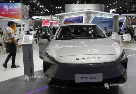 Un automobil electric expus la un târg auto din Europa.