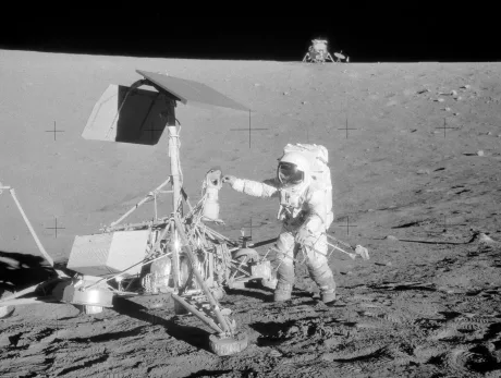 Astronaut pe Lună, interacționând cu echipamentul de cercetare.