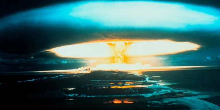 Explozie nucleară spectaculoasă, simbolizând amenințările globale și tensiunile internaționale.