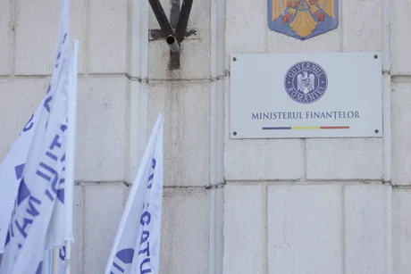 Clădirea Ministerului Finanțelor cu steaguri și sigla instituției vizibile.