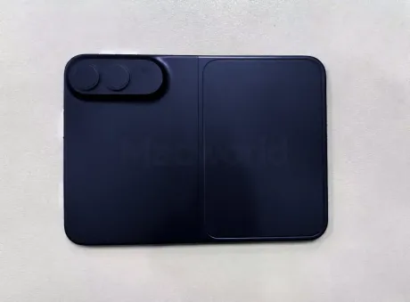 Design elegant al primului iPhone pliabil în albastru indigo închis.