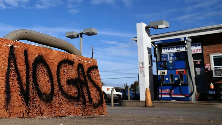 Benzinărie închisă cu semn de lipsă de combustibil în Australia.