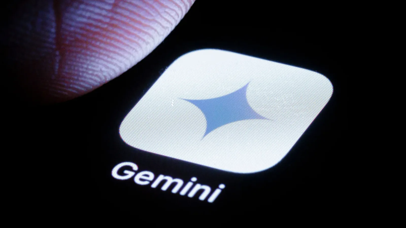 Logo-ul Gemini al Google pe un fundal întunecat.