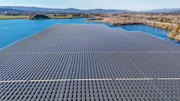 Panouri fotovoltaice plutitoare pe lacul de acumulare din Olt.