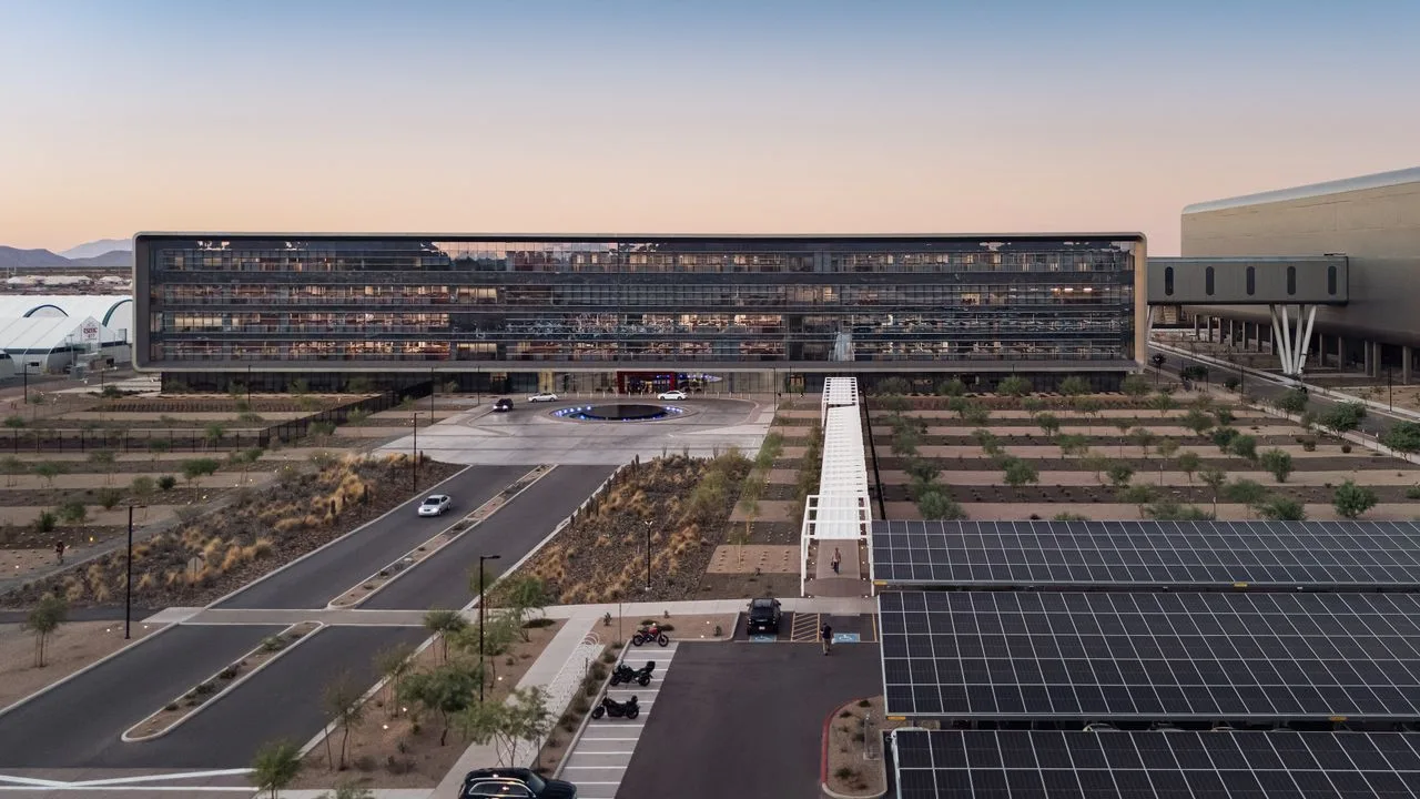 Fabrica TSMC din Arizona, cu panouri solare și peisaj urban modern.