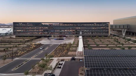 Fabrica TSMC din Arizona, cu panouri solare și peisaj urban modern.