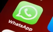 Logo-ul WhatsApp pe un ecran de telefon mobil.