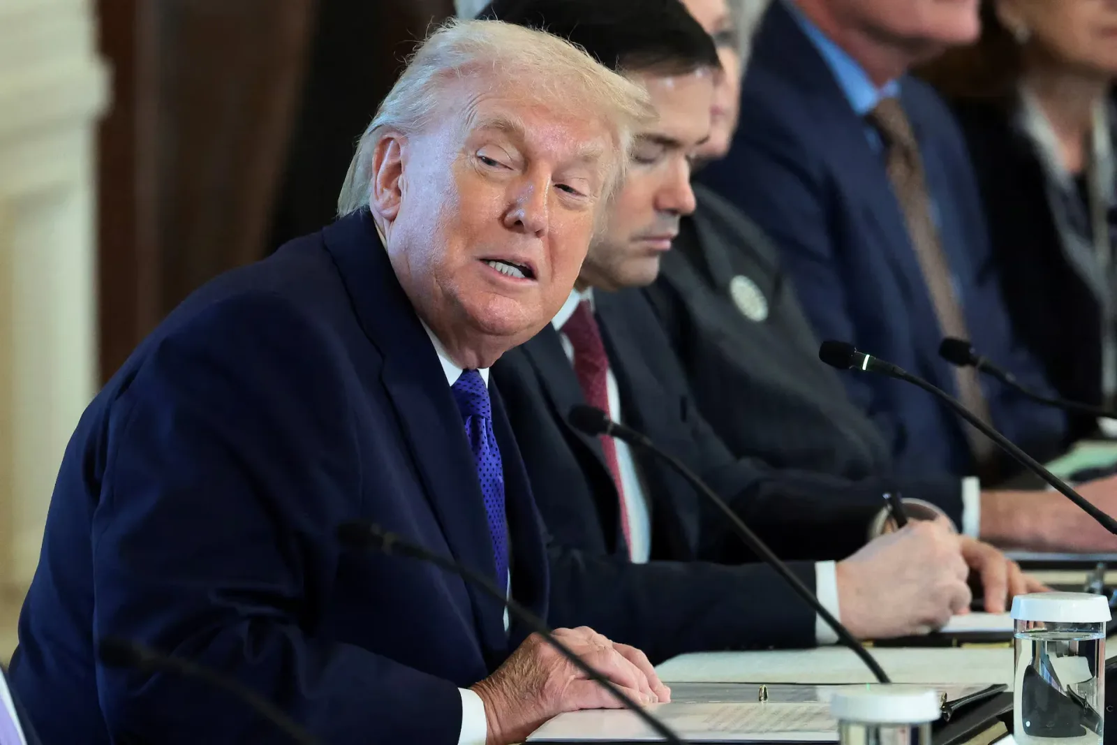 Donald Trump discutând despre situația din Iran și posibile reacții internaționale.