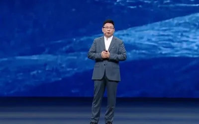 Prezentare a noilor modele Huawei în cadrul conferinței de primăvară.