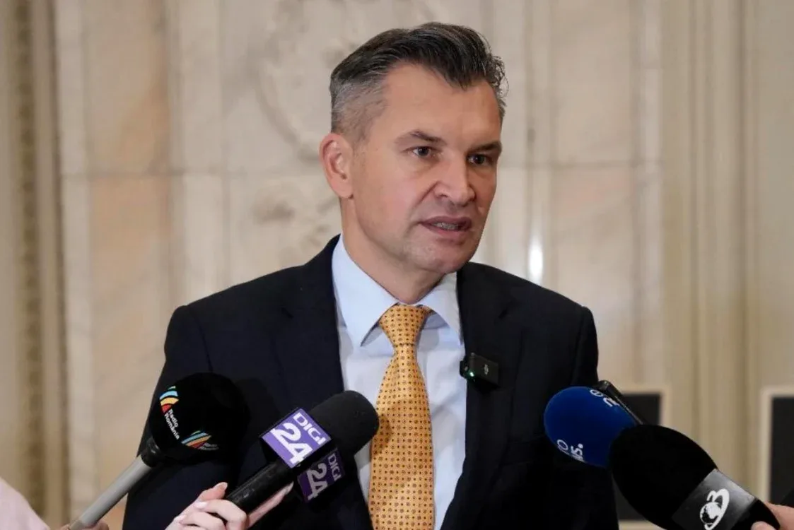 Ionuț Stroe discută despre negocierile politice cu PSD pentru stabilitatea guvernului.