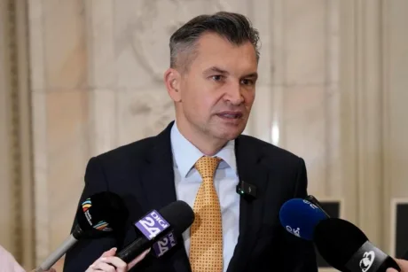 Ionuț Stroe discută despre negocierile politice cu PSD pentru stabilitatea guvernului.