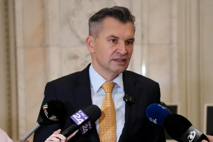 Ionuț Stroe discută despre negocierile politice cu PSD pentru stabilitatea guvernului.