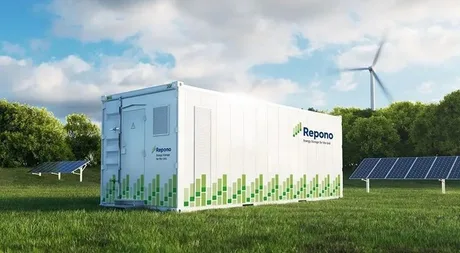 Sistem de stocare a energiei în baterii în Argeș, cu panouri solare în fundal.