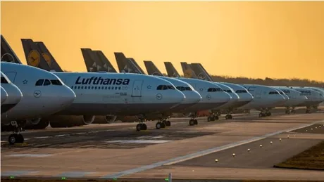 Avioane Lufthansa parcate pe pistă la apus, simbolizând greva piloților.
