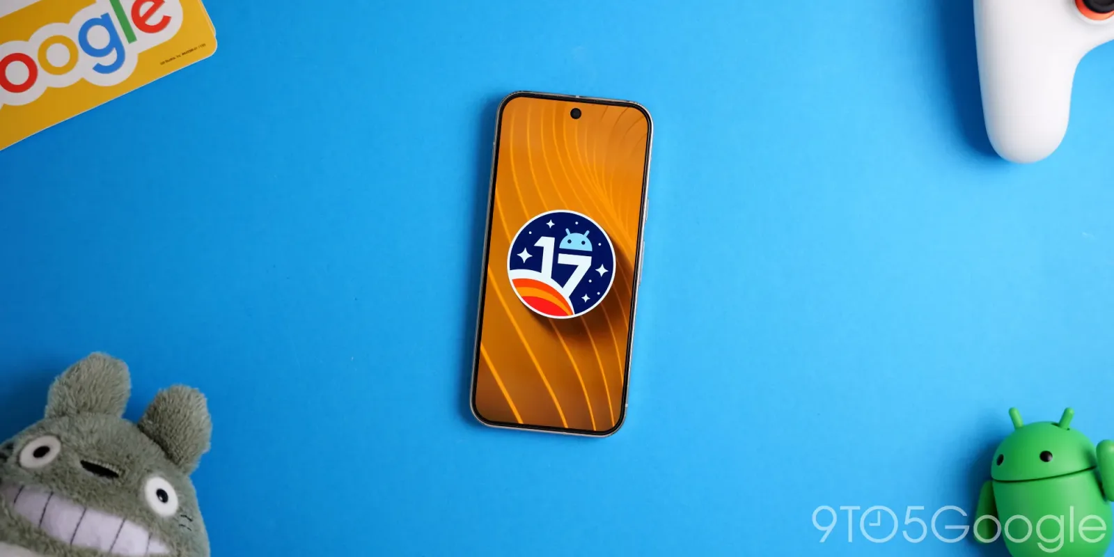 Ecranul unui telefon Pixel cu logo-ul Android 17 pe fundal albastru.