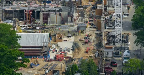 Șantierul pentru construcția unei săli de bal în lucru.