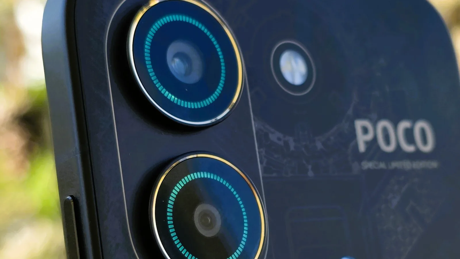 Inel RGB pe spatele smartphone-ului Poco X8 Pro pentru notificări personalizate.