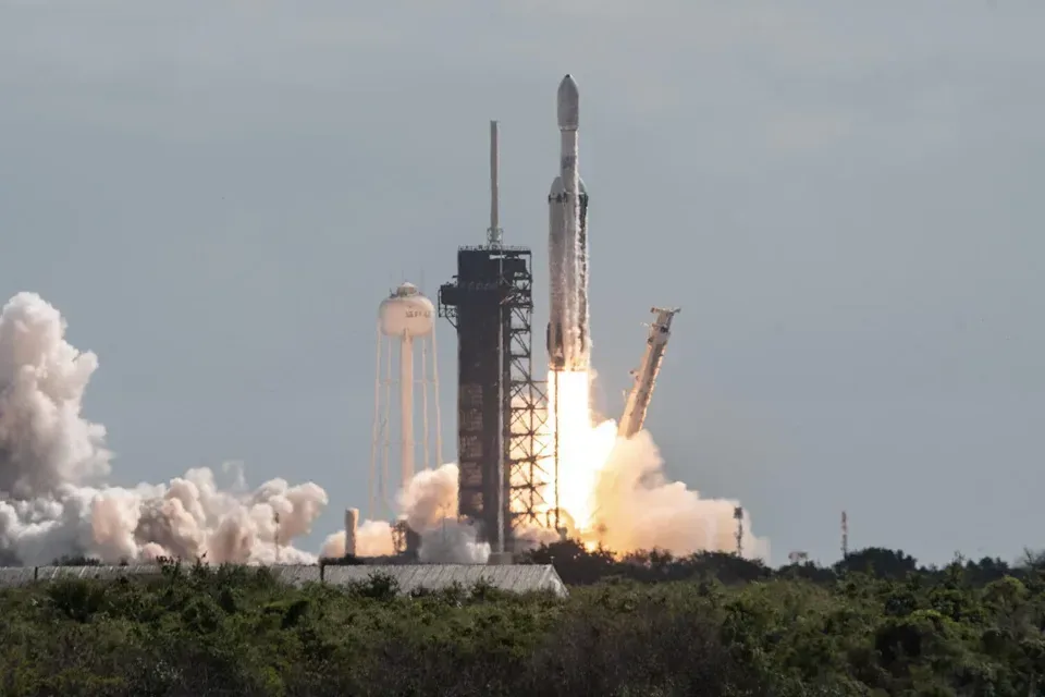 Lansarea rachetei Falcon Heavy de la Centrul Spațial Kennedy.