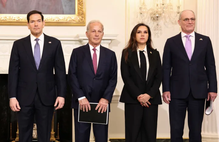 Reprezentanți ai SUA discutând despre negocierile Israel-Liban în contextul securității regionale.