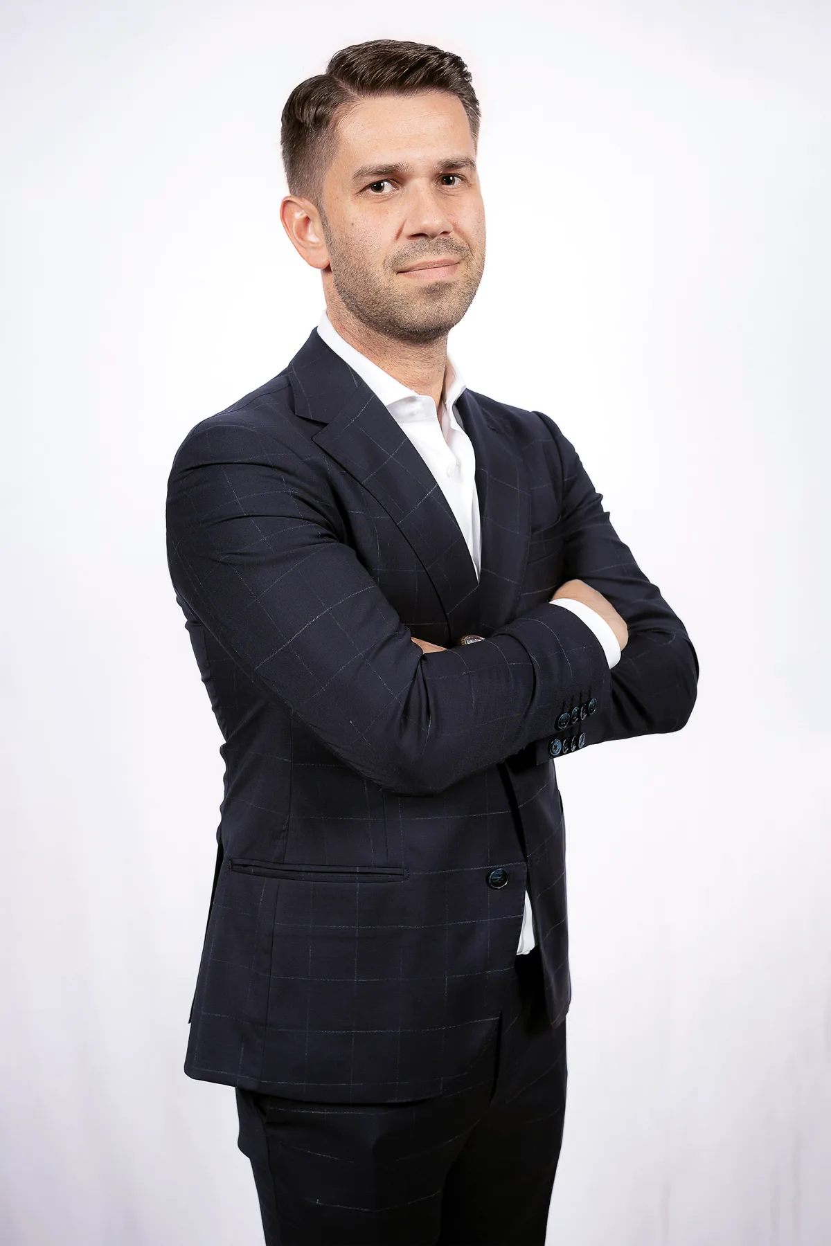 Reprezentant OVES Enterprise prezentând tehnologia Nemesis AI