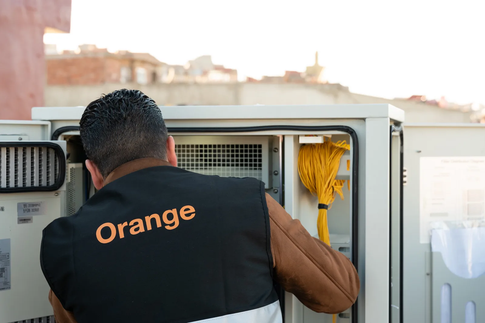 Tehnician lucrând la modernizarea infrastructurii de fibră optică Orange România.