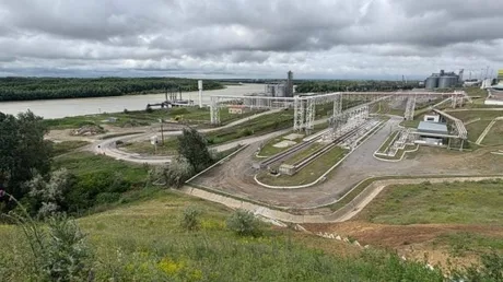 Peisajul portului Giurgiulești, cu infrastructură modernă și Dunărea în fundal.