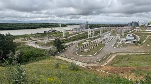 Peisajul portului Giurgiulești, cu infrastructură modernă și Dunărea în fundal.