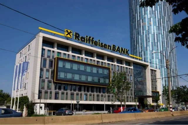 Sediul Raiffeisen Bank din București, clădire modernă în zona Pipera.