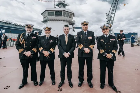 Oficiali în uniformă pe puntea navei multirol NRP D. João II la Galați.