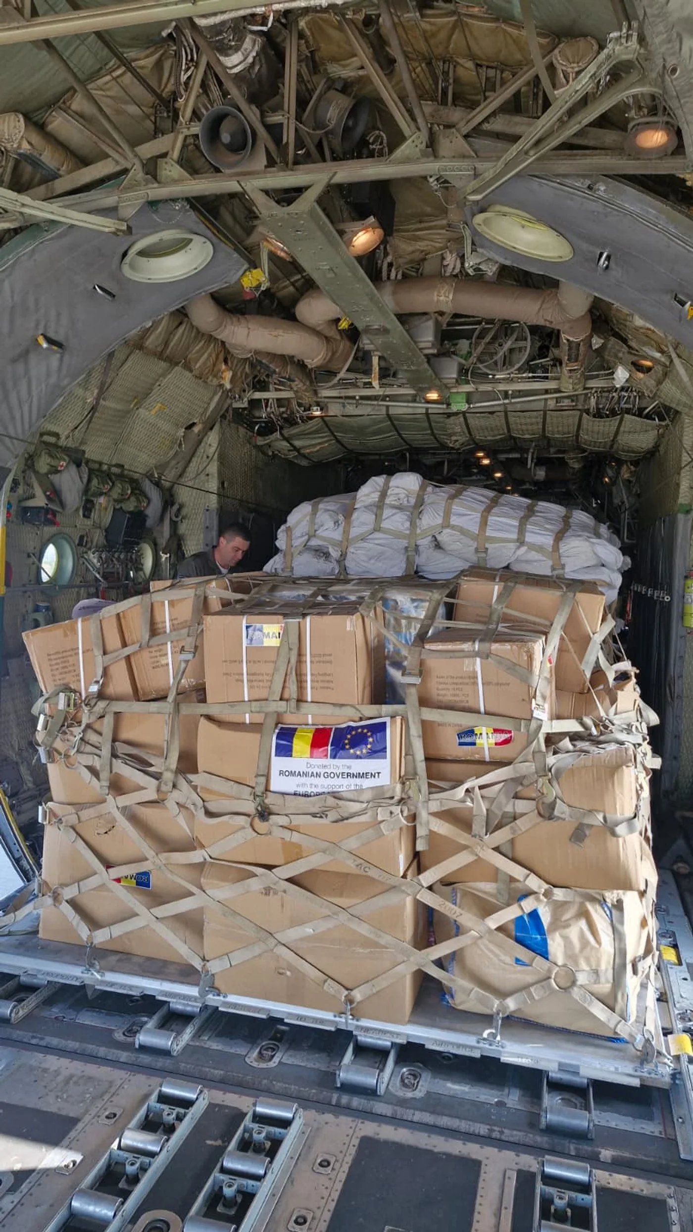 Ajutoare umanitare pregătite pentru transport în Liban, inclusiv alimente și echipamente.