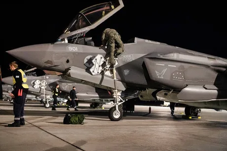 Avioane de luptă pregătite pentru misiuni în contextul conflictului din Orientul Mijlociu.