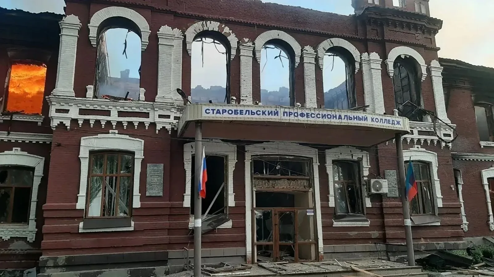 Clădirea colegiului din Starobelsk, avariată de un atac cu drone.