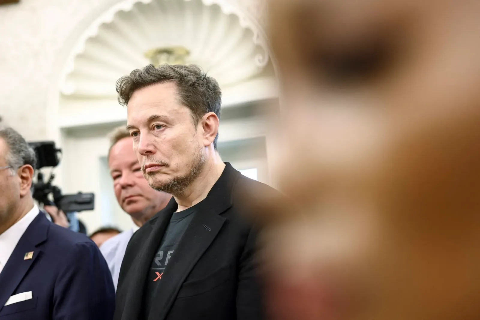 Elon Musk la o conferință, exprimându-se despre provocările platformei X.